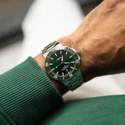Oris Aquis Date 43.5mm Green Dial Stainless Steel Bracelet Watch
