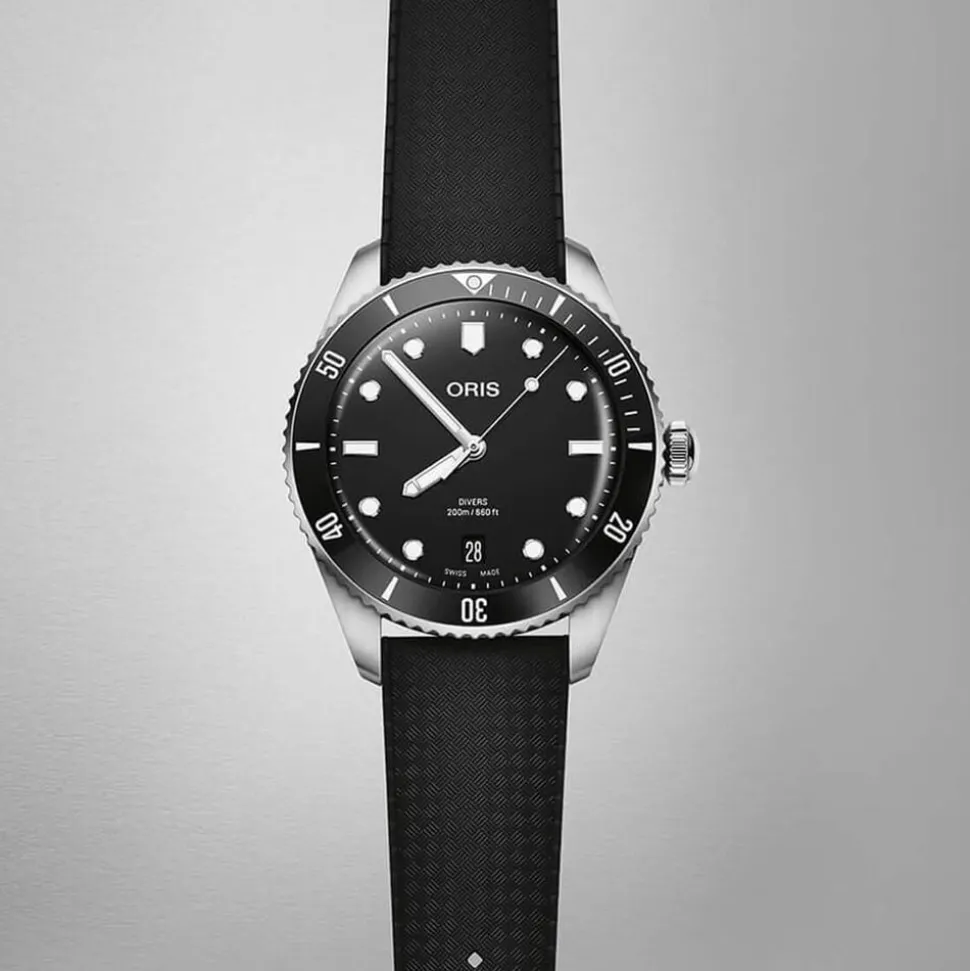 Oris Divers Date 39mm Black Dial Stainless Steel Bracelet & Black Rubber Strap Watch